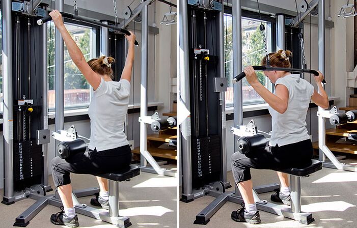 Tirar o bloque detrás das costas no simulador axuda a adestrar o dorsal ancho